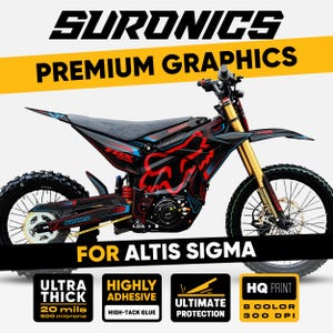 Può includere: Una moto elettrica con un design grafico nero, rosso e blu. Il testo "SURONICS PREMIUM GRAPHICS" è in alto e "FOR ALTIS SIGMA" in basso. L'immagine include anche testo sulle caratteristiche del prodotto.