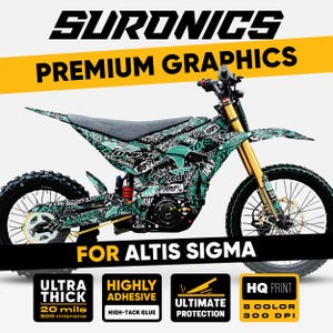 Può includere: Una moto elettrica con un rivestimento grafico personalizzato. Il rivestimento presenta un design verde acqua e nero con vari loghi e testo, tra cui "SURONICS" e "PREMIUM GRAPHICS". La moto ha forcelle anteriori dorate e pneumatici neri. È visibile anche il testo "FOR ALTIS SIGMA".