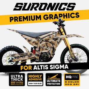 Può includere: Una moto elettrica con un motivo mimetico. La moto ha sospensioni e ruote dorate. Il testo "SURONICS PREMIUM GRAPHICS" è in alto e "FOR ALTIS SIGMA" in basso. La grafica è ultra spessa, altamente adesiva e offre la massima protezione.