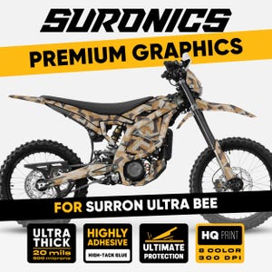 Puede incluir: Una moto eléctrica SurRon Ultra Bee con un diseño de camuflaje. La imagen muestra el texto "SURONICS PREMIUM GRAPHICS" y detalles del producto, incluyendo "ULTRA THICK", "HIGHLY ADHESIVE" y "HQ PRINT".