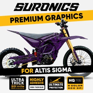 Può includere: Moto da cross elettrica SurRon viola e nera con grafica premium. La moto presenta forcelle dorate, pneumatici neri e la scritta "FOR ALTIS SIGMA". L'immagine include anche testo sulle caratteristiche del prodotto, come "ULTRA THICK" e "HIGHLY ADHESIVE".