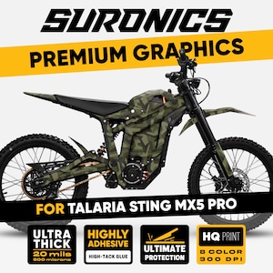 Könnte beinhalten: Ein Elektromotorrad mit Tarnmuster. Das Bild enthält den Text "SURONICS PREMIUM GRAPHICS" und "FOR TALARIA STING MX5 PRO". Merkmale sind "ULTRA THICK", "HIGHLY ADHESIVE", "ULTIMATE PROTECTION" und "HQ PRINT".