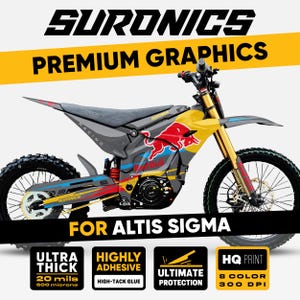 Può includere: Una moto da cross elettrica SurRon con grafiche premium. La moto presenta una combinazione di colori giallo e grigio con un logo Red Bull. Il testo "FOR ALTIS SIGMA" è visualizzato sotto la moto.