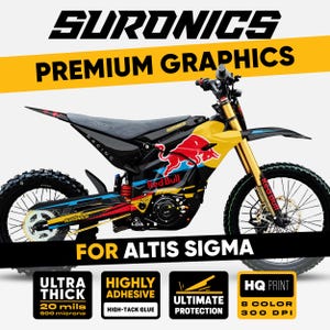 Può includere: Una moto da cross elettrica SurRon nera e gialla con grafica Red Bull. L'immagine mostra il testo "Premium Graphics" e "For Altis Sigma". Caratteristiche: materiale ultra spesso, adesivo ad alta tenuta e protezione massima.