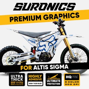 Può includere: Grafiche bianche e blu per moto da cross elettrica SurRon Altis Sigma. Le grafiche presentano il testo "SURONICS PREMIUM GRAPHICS" e "FOX RACING". L'immagine include anche dettagli sulle grafiche, come "ULTRA THICK", "HIGHLY ADHESIVE" e "HQ PRINT".