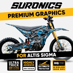 Può includere: Una moto da cross elettrica SurRon blu e nera con grafica premium. La moto presenta un design blu e nero con vari loghi e testo. Il testo "SURONICS PREMIUM GRAPHICS" è in alto. Il testo in basso recita "FOR ALTIS SIGMA".