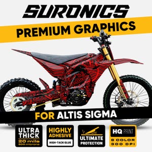 Può includere: Grafiche premium Suronics rosse e nere per Altis Sigma. La grafica presenta un design Red Bull ed è ultra spessa a 0,5 mm, con colla ad alta tenuta per la massima protezione. La stampa HQ è a 8 colori, 300 DPI.