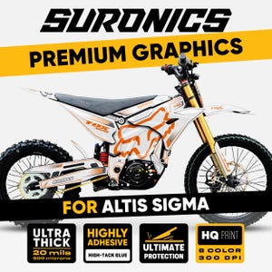 Può includere: Grafica premium Suronics bianca e arancione per Altis Sigma. Il design presenta il logo Fox Racing. L'immagine include il testo "Ultra Thick", "Highly Adhesive", "Ultimate Protection" e "HQ Print".