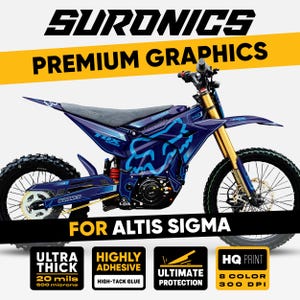 Può includere: Una moto da cross elettrica SurRon blu e nera con grafica Fox Racing. L'immagine include il testo "SURONICS PREMIUM GRAPHICS" e "FOR ALTIS SIGMA". Caratteristiche: ultra spesso, altamente adesivo e protezione definitiva.