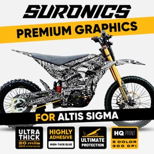 Può includere: Una moto da cross elettrica SurRon in bianco e nero con grafica premium. La moto presenta forcelle dorate, pneumatici neri e una sella con il logo Altis. L'immagine include il testo che dice "Ultra Thick", "Highly Adhesive" e "Ultimate Protection".