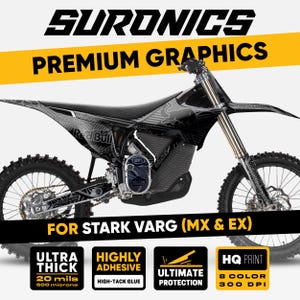 Peut inclure: Motocross moto noire et grise avec le texte "SURONICS PREMIUM GRAPHICS" et "FOR STARK VARG (MX & EX)". La moto présente la marque Red Bull et des étiquettes "ULTRA THICK" et "HIGHLY ADHESIVE".