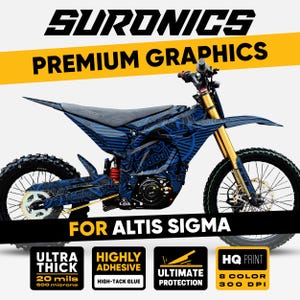 Può includere: Una moto blu e nera con dettagli dorati e il testo "SURONICS PREMIUM GRAPHICS" e "FOR ALTIS SIGMA". La moto presenta un logo Red Bull e il testo "ULTRA THICK", "HIGHLY ADHESIVE", "ULTIMATE PROTECTION", e "HQ PRINT".