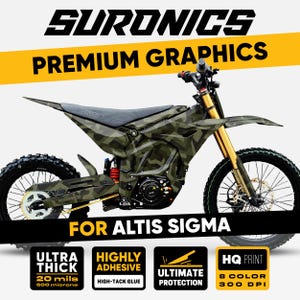 Può includere: Una moto elettrica con un motivo mimetico, sospensioni dorate e pneumatici neri. L'immagine include il testo "SURONICS PREMIUM GRAPHICS" e "FOR ALTIS SIGMA". Ulteriore testo evidenzia caratteristiche come "ULTRA THICK", "HIGHLY ADHESIVE" e "HQ PRINT".