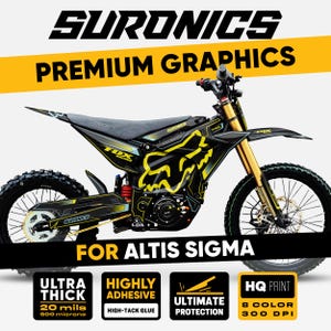 Può includere: Moto da cross elettrica SurRon nera e gialla con grafica Fox Racing. L'immagine include il testo "Premium Graphics" e "For Altis Sigma". Caratteristiche: materiale ultra spesso, adesivo ad alta tenuta e protezione definitiva.