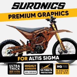 Può includere: Moto da cross elettrica SurRon arancione e nera con testo "Premium Graphics". La moto presenta il marchio "Red Bull" e il testo "FOR ALTIS SIGMA". Il testo aggiuntivo include "ULTRA THICK", "HIGHLY ADHESIVE", "ULTIMATE PROTECTION" e "HQ PRINT".
