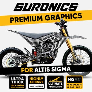 Può includere: Una moto da cross elettrica SurRon in bianco e nero con una grafica Red Bull. La moto ha forcelle e ruote dorate, e il testo "Premium Graphics" è sopra. L'immagine include anche testo sulle caratteristiche del prodotto.