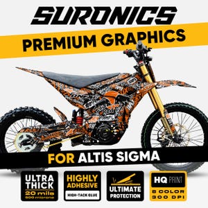 Può includere: Un kit di grafiche Premium Suronics arancione e nero per la moto elettrica Altis Sigma. La grafica presenta vari loghi e testi, tra cui "Red Bull" e "100%". Il kit è descritto come ultra spesso, altamente adesivo e con protezione definitiva.