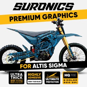 Può includere: Una moto da cross elettrica SurRon blu e nera con il logo Red Bull. La moto ha sospensioni dorate e pneumatici neri. Il testo sull'immagine recita "Premium Graphics" e "For Altis Sigma".