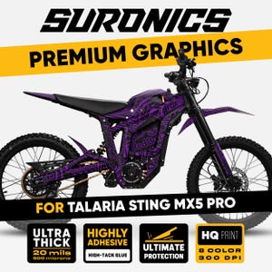 Può includere: Kit grafico per moto elettrica SurRon viola e nero. Il kit presenta un design dettagliato con il testo "SURONICS" e "PREMIUM GRAPHICS". Progettato per il modello Talaria Sting MX5 Pro. Ultra spesso, altamente adesivo e offre la massima protezione.