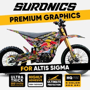Può includere: Una moto con un rivestimento grafico colorato, con la scritta "SURONICS PREMIUM GRAPHICS" e "FOR ALTIS SIGMA". Il rivestimento include vari loghi e disegni, con sospensioni dorate e pneumatici neri. L'immagine evidenzia anche le caratteristiche del prodotto: ultra spesso, altamente adesivo e protezione definitiva.