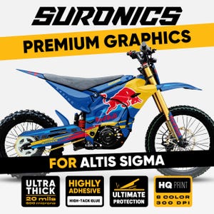 Può includere: Grafiche per moto blu, gialle e rosse con il testo "SURONICS PREMIUM GRAPHICS" e "FOR ALTIS SIGMA". Il design include il logo Red Bull e le etichette "ULTRA THICK", "HIGHLY ADHESIVE" e "ULTIMATE PROTECTION".