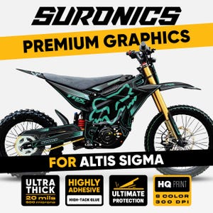 Può includere: Kit di grafiche premium Suronics nero e verde acqua per una moto elettrica Altis Sigma. Il kit presenta un logo Fox Racing e include il testo "Ultra Thick", "Highly Adhesive" e "Ultimate Protection". Le grafiche sono spesse 0,5 mm e stampate a 300 DPI.