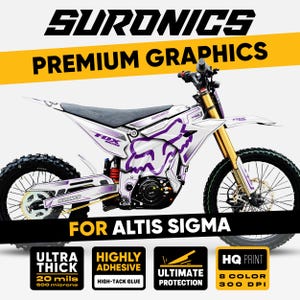 Può includere: Moto da cross elettrica SurRon bianca e viola con grafica Fox Racing. La moto presenta sospensioni dorate, pneumatici neri e la scritta "FOR ALTIS SIGMA". L'immagine include anche testo sullo spessore, l'adesivo e la qualità di stampa della grafica.