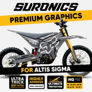 Può includere: Moto da cross elettrica SurRon grigia e nera con grafica Fox Racing. L'immagine presenta il testo "Premium Graphics" e "For Altis Sigma". La moto ha sospensioni dorate e pneumatici neri. La grafica è ultra spessa, altamente adesiva e offre la massima protezione.