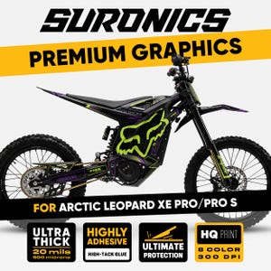 Può includere: Moto da cross elettrica SurRon nera e viola con grafica Fox Racing verde neon. L'immagine include il testo "Premium Graphics" e "For Arctic Leopard XE Pro/Pro S". La grafica è ultra spessa, altamente adesiva e offre la massima protezione.
