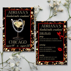 Peut inclure: Deux cartons d'invitation pour un week-end d'enterrement de vie de jeune fille noir et or. L'un présente un verre à cocktail avec un collier de perles et le texte "ADRIANA'S bachelorette weekend CHICAGO august 18 to august 20". L'autre carte liste le programme du week-end.