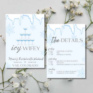 Op de afbeelding: Een blauwe en witte uitnodiging voor een vrijgezellenweekend in Vail, Colorado. De uitnodiging heeft een stapel champagne glazen met een sneeuwvlok ontwerp en de tekst "icy WIFEY". De details van het weekend staan op een aparte kaart met de tekst "the DETAILS".