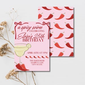 Puede incluir: Una invitación rosa con chiles rojos y una copa de margarita. El texto dice "a spicy soiree celebrating Elvise's 25th birthday" y "April 15th at 7pm". La invitación también incluye la dirección "The Smith Home, 123 Spicy Lane, City State".