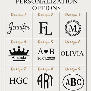 Peut inclure: Image pr&eacute;sentant neuf options de personnalisation. Les mod&egrave;les incluent des noms, des initiales, un monogramme et des dates. Le texte "OPTIONS DE PERSONNALISATION" est en haut. Chaque mod&egrave;le est num&eacute;rot&eacute;.