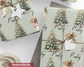 Salbeigrünes personalisiertes Weihnachtspapier, elegantes Geschenkpapier mit individuellem Namen, immergrüner Tannenbaum, Tannenzapfen-Strumpf, klassische Weihnachtspapierrolle