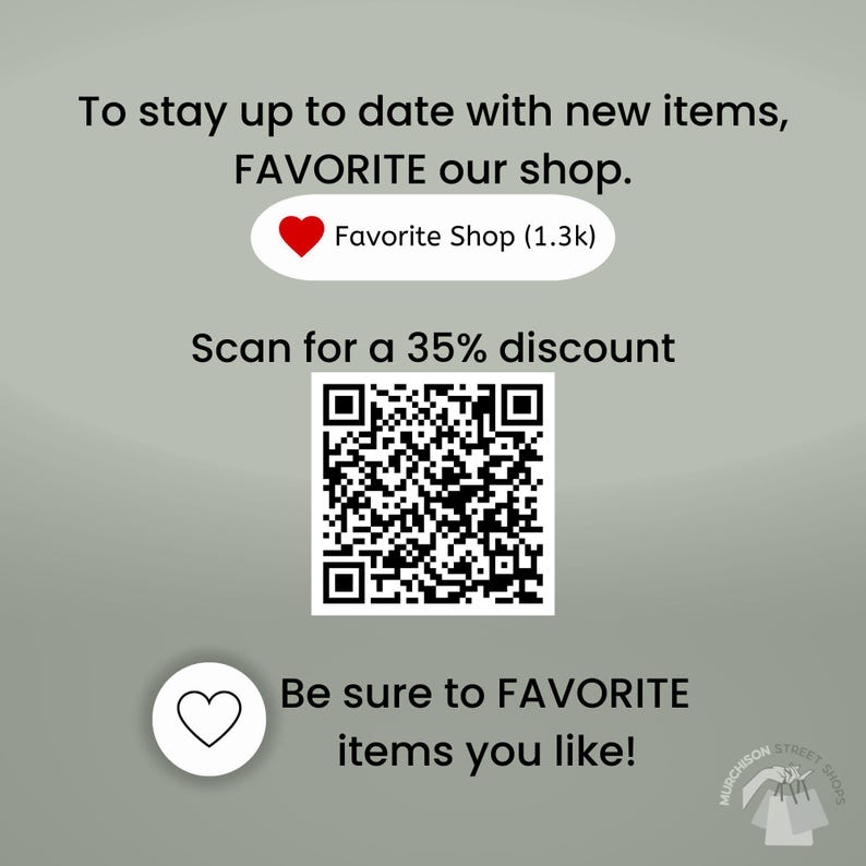 K&ouml;nnte beinhalten: Eine Werbegrafik auf grauem Hintergrund mit dem Text &bdquo;Um &uuml;ber neue Artikel auf dem Laufenden zu bleiben, FAVORITEN Sie unseren Shop.&ldquo; Enth&auml;lt ein Herzsymbol und den Text &bdquo;Lieblingsshop (1,3k)&ldquo;. Enth&auml;lt auch einen QR-Code und den Text &bdquo;Scannen f&uuml;r 35 % Rabatt&ldquo;.