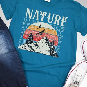 Retro Wilderness Collection Mountain Print Design Nature Inspired Pattern Adventure Style Graphics Premium Cotton Material Comfortable Daily Wear Perfect Gift Option Classic Outdoor Fashion Vintage Theme Details Casual Style Essential