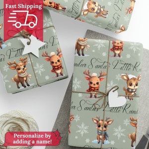 Confezione regalo natalizia con piccola renna di Babbo Natale. Rotolo di carta da regalo natalizia. Confezione regalo personalizzata per le vacanze. Carta da regalo personalizzata con nome per bambini