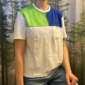 Omarbetad t-shirt för kvinnor, återvunnen t-shirt med dold ficka, hållbart mode, mjuk grönblå vit skjorta, miljövänliga kläder