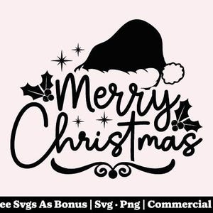 Op de afbeelding: Zwart-witte afbeelding met de tekst "Merry Christmas" in een decoratief lettertype, bekroond met een kerstmuts en hulstaccenten. Het ontwerp bevat sterren en een decoratief krul.