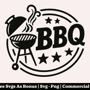Op de afbeelding: Zwart-wit BBQ-afbeelding met een grill, rook en sterren. Het woord "BBQ" staat prominent afgebeeld. De tekst onderaan luidt: "+ Free SVGs As Bonus | SVG • PNG | Commercial Use".
