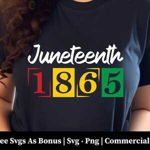 Puede incluir: Una camiseta azul oscuro con el texto "Juneteenth 1865" en blanco, rojo, amarillo y verde. Los números están en cuadros con los colores que coinciden con el texto.