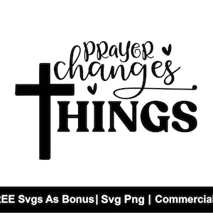 Könnte beinhalten: Schwarz-weißes Grafikdesign mit dem Schriftzug "Prayer Changes Things" in einer Schreibschrift, begleitet von einem Kreuz. Das Design enthält Herzen und eine dekorative Linie. Der untere Teil des Bildes enthält den Text: "+ FREE Svgs As Bonus | Svg Png | Commercial Use".