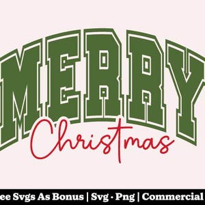 Könnte beinhalten: Digitalgrafik mit dem Schriftzug "MERRY Christmas". Das Wort "MERRY" ist in grüner, blockartiger Schrift mit weißer Umrandung gehalten, während "Christmas" in roter Schreibschrift steht. Der Hintergrund ist hellrosa.