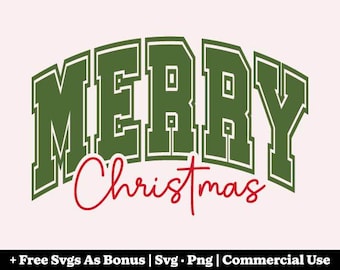 Może przedstawiać: Grafika cyfrowa z napisem "MERRY Christmas". Słowo "MERRY" jest w kolorze zielonym, pogrubioną czcionką z białym obrysem, a "Christmas" jest w czerwonym skrypcie. Tło jest jasnoróżowe.