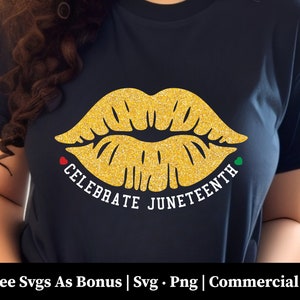 Può includere: Una maglietta blu scuro con una stampa di labbra in glitter dorato e il testo "Celebrate Juneteenth" in bianco.