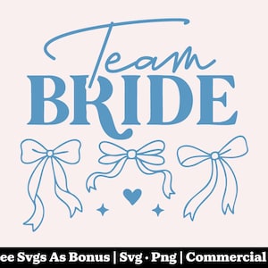 Peut inclure: Graphique rose clair avec les mots "Team BRIDE" en bleu. En dessous du texte, il y a trois nœuds bleus, un cœur bleu et deux formes d'étoiles bleues. Le bas de l'image indique "+ Free Svgs As Bonus | Svg • Png | Commercial Use."
