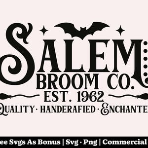 Puede incluir: Diseño en blanco y negro de Salem Broom Co. con ilustraciones de murciélagos, estrellas y escobas. El texto incluye "EST. 1962", "Quality, Handerafied & Enchanted". Un gráfico temático de Halloween.