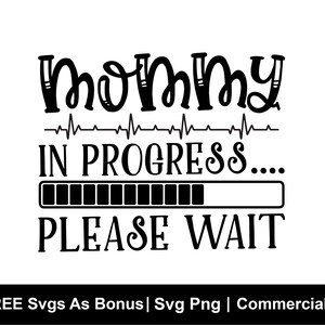 Mami en progreso por favor espere SVG, Embarazada Svg, Maternidad Svg, Nueva mamá Svg, Anuncio de bebé, Mamá divertida Svg, Enfermera Vida Svg, Cortar archivo