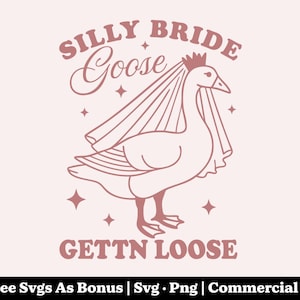 Puede incluir: Ilustración digital de un ganso con velo y corona, con el texto "SILLY BRIDE Goose GETTN LOOSE" en una fuente vintage. El diseño incluye estrellas y es de color rosa suave. Imagen de estilo vintage.