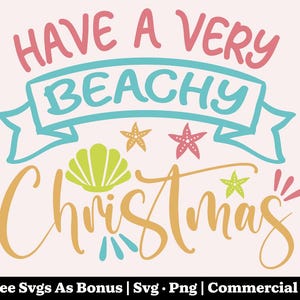 Könnte beinhalten: Grafikdesign mit dem Text "Have a Very Beachy Christmas" in Rosa, Türkis und Gold. Das Design beinhaltet Seesterne und eine Muschel. Der untere Teil des Bildes enthält den Text "+ Free Svgs As Bonus | Svg • Png | Commercial Use".